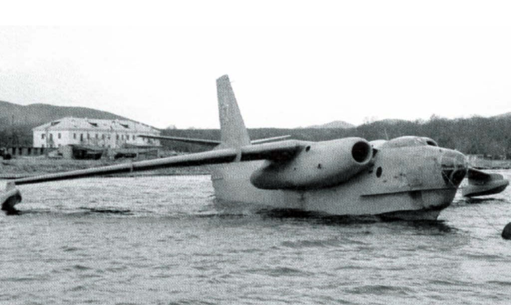 EnglishMow's tweet photo. 1956 #Beriev #Be10 - the Soviet Union jet-powered #flyingboat. The plane set the world speed record of 912km/h among the flying boats class planes (its std max. speed was 880km/h). Be-10's max range was 4800kms. Flying range - 2960kms. Armament - cannons and bombs/ torpedo. https://t.co/ZziTPttK0F