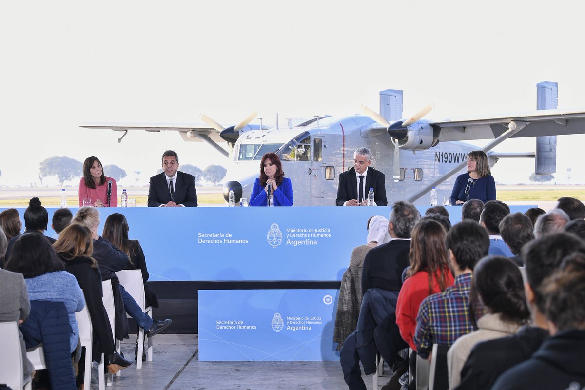 Axel Kicillof (@kicillofok) on Twitter photo Acompañamos a <a href="/CFKArgentina/">Cristina Kirchner</a>, <a href="/SergioMassa/">Sergio Massa</a> y organismos de derechos humanos en el acto por la recuperación del Skyvan PA-51, el avión que se utilizó para los “vuelos de la muerte” durante la última dictadura cívico-militar.
Por convicción y responsabilidad histórica seguimos Acompañamos a <a href="/CFKArgentina/">Cristina Kirchner</a>, <a href="/SergioMassa/">Sergio Massa</a> y organismos de derechos humanos en el acto por la recuperación del Skyvan PA-51, el avión que se utilizó para los “vuelos de la muerte” durante la última dictadura cívico-militar.
Por convicción y responsabilidad histórica seguimos