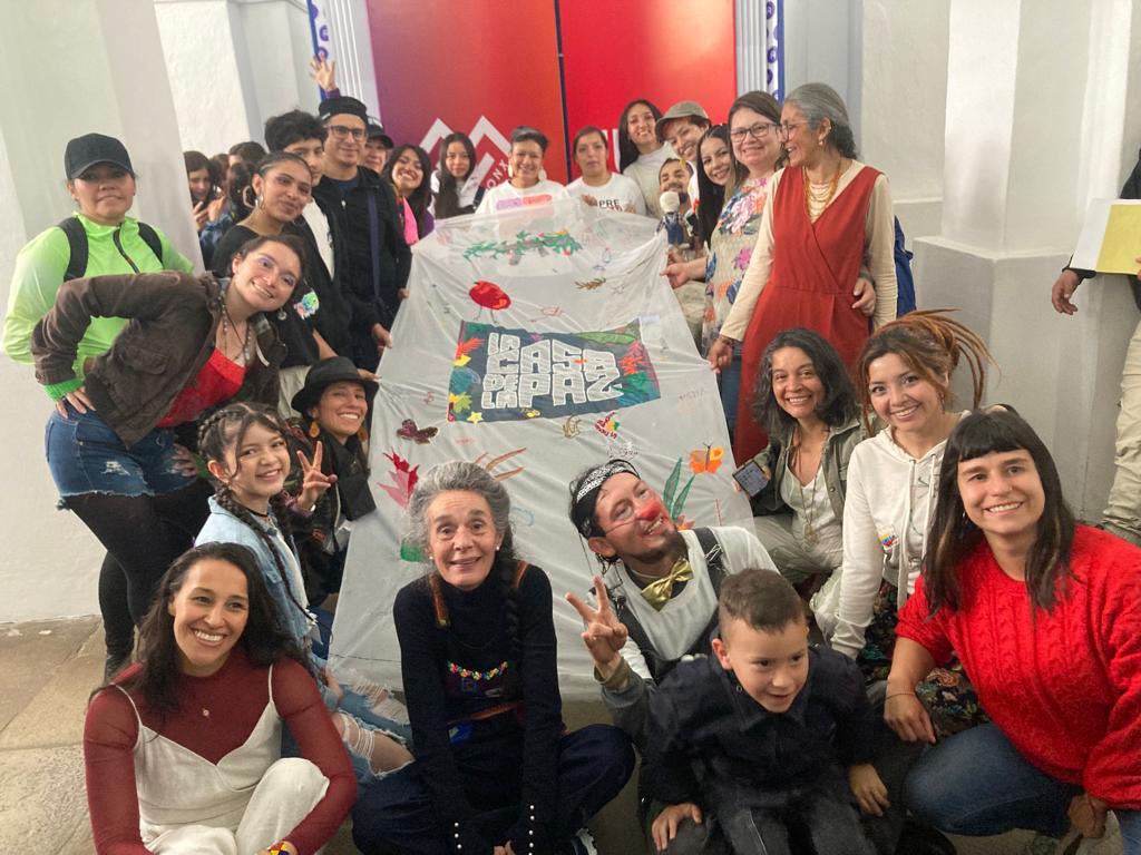 Antes y después de nuestra #Pasarela Resonante: #Narrativas #textiles sobre #paz, el domingo pasado en el Museo Nacional en Bogota. Compartiremos más fotos e impresiones pronto en nuestra página web: des-tejiendomiradas.com