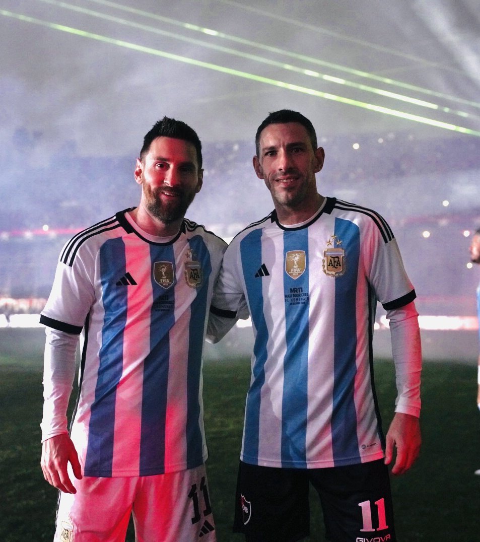 Creo q sigo en un sueño del q no quiero despertar. 
Crecí viendo sus partidos, sufriendo cuando no les iba tan bien y festejando cuando si. Y poder verlos juntos, en casa, fue simplemente hermoso.
Son un ejemplo en el deporte pero más aún en la vida misma.
GRACIAS ETERNAS ❤🖤🇦🇷