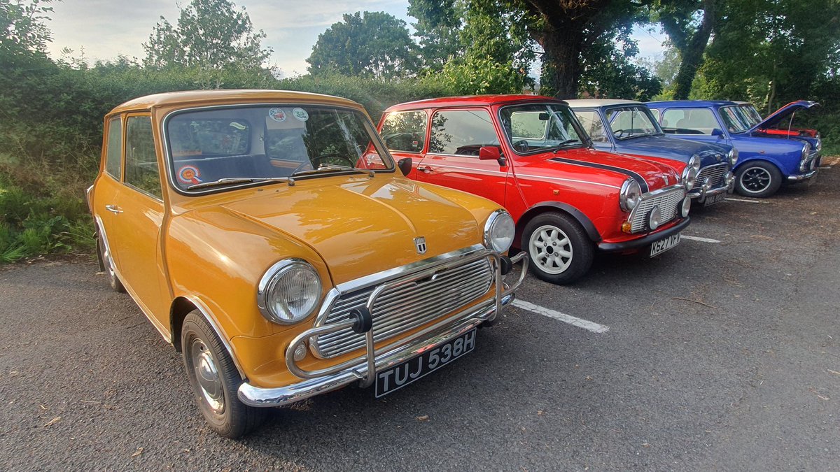 LeylandMiniClub's tweet image. A great turnout for tonight's Monday mini meet at The Plough, Euxton. The next one is Monday 10th July if you fancy joining us.

#minimeet #miniclub #leylandminiclub #classicmini #mondayminimeet