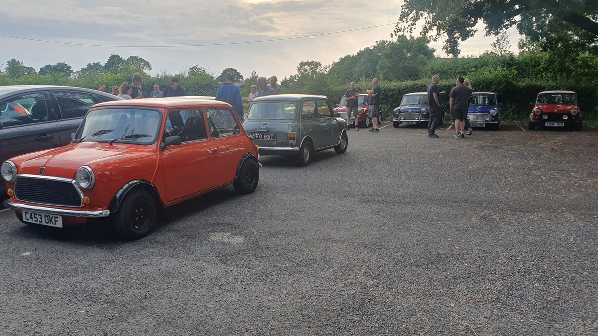 LeylandMiniClub's tweet image. A great turnout for tonight's Monday mini meet at The Plough, Euxton. The next one is Monday 10th July if you fancy joining us.

#minimeet #miniclub #leylandminiclub #classicmini #mondayminimeet