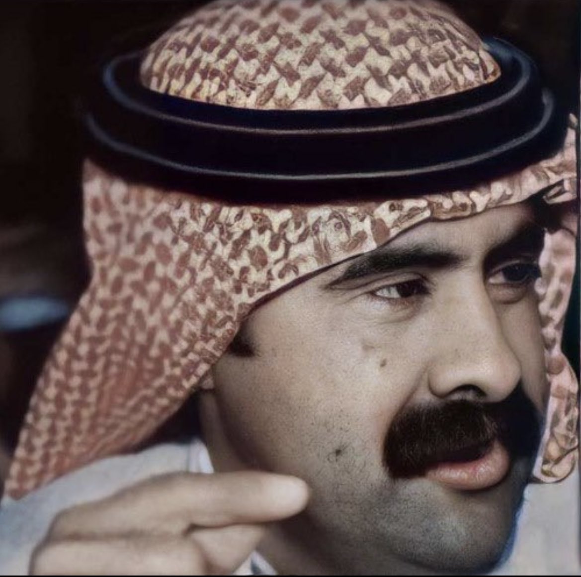 حبيبي حرام اتروح ذيك الليالي احلوم
و اذا عيشتك حلوه ترا عيشتي مره 

على المستحيل افطر على اذكريات اصوم
سقى الله مكانً فيه الاحباب مستره

#عبدالله_بن_شايق