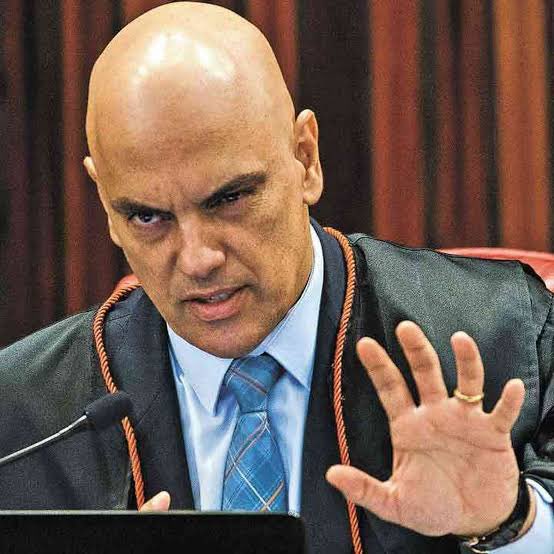 🚨BRASIL: Amanhã às 19h vai acontecer a retomada do julgamento no TSE que tornará Bolsonaro inelegível até 2030. Alexandre de Moraes será o último a votar, concretizando a derrota do ex-presidente.