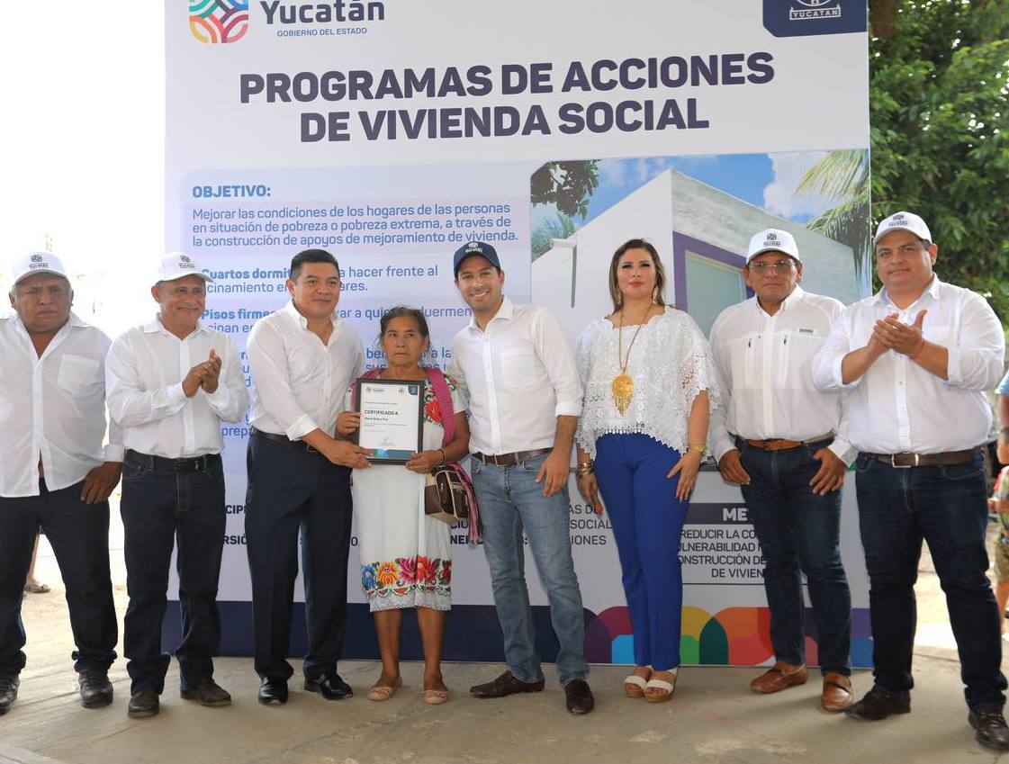 GobYucatan's tweet photo. El Gobernador @MauVila entregó a familias de #Tesoco, comisaría de #Valladolid, 67 certificados del programa de Vivienda Social, con el que hemos apoyado con más de 30,000 acciones de vivienda entre cuartos adicionales, baños y cocinas ecológicas a yucatecos que más lo necesitan. https://t.co/FLP0iBdvFN