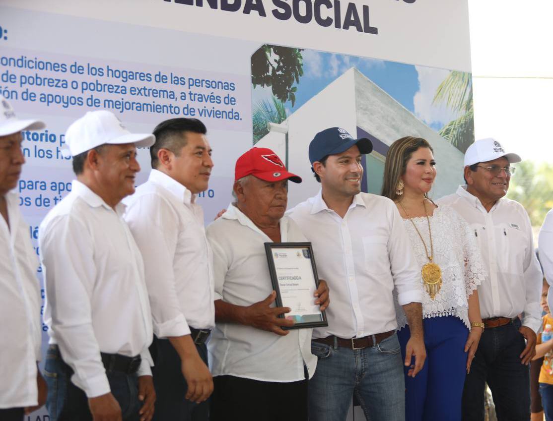 GobYucatan's tweet photo. El Gobernador @MauVila entregó a familias de #Tesoco, comisaría de #Valladolid, 67 certificados del programa de Vivienda Social, con el que hemos apoyado con más de 30,000 acciones de vivienda entre cuartos adicionales, baños y cocinas ecológicas a yucatecos que más lo necesitan. https://t.co/FLP0iBdvFN