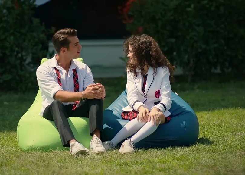 Me parece bien mientras vayamos juntos, mientras vayas con este chico tan guapo 😏 @asiyehermanos_ #Hermanos26Jun