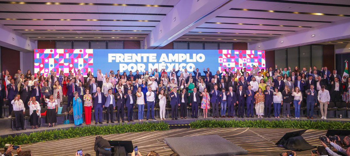 SantiagoCreelM's tweet photo. Hoy PAN, PRI y PRD han decidido ir hacia adelante juntas y juntos como el #FrenteAmplioPorMéxico; estoy seguro que este método es el correcto porque involucra a la sociedad civil, y construye un proyecto democrático desde su origen rumbo al 2024.

Como quieran, quiero y estoy listo.
#RescatemosMéxico 🇲🇽
🔵🔴🟡