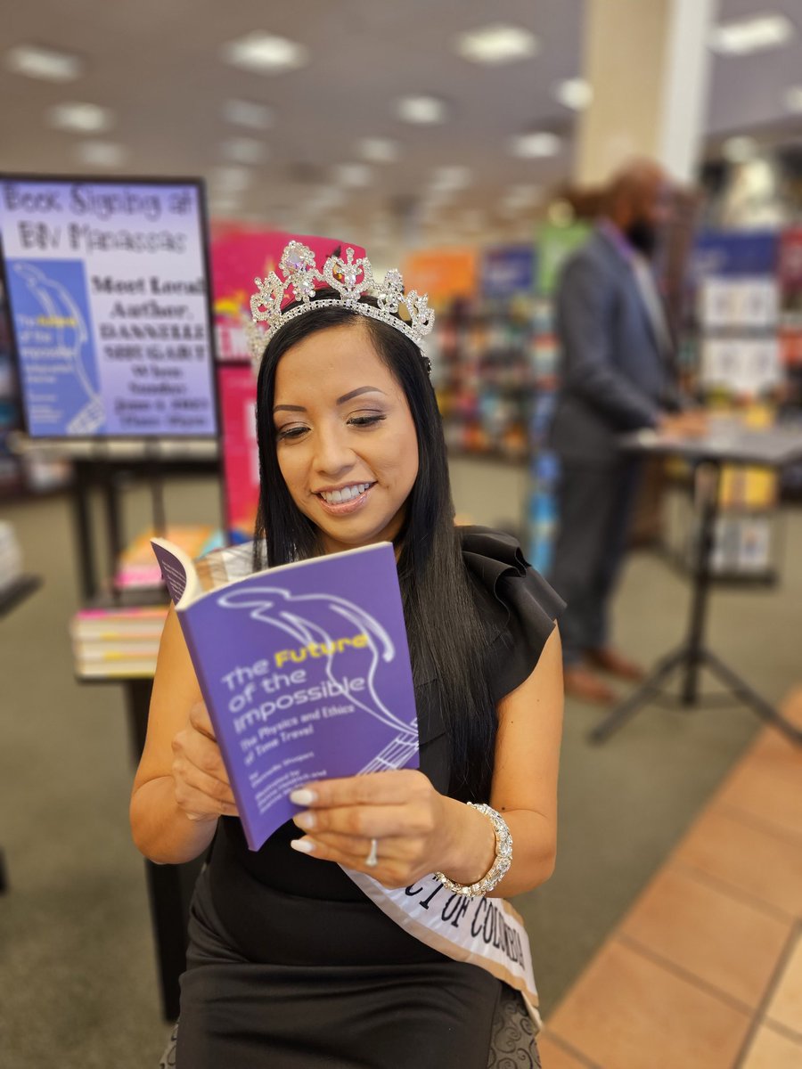 Mrs Washington,  DC Globe enjoying my book!

#read #bookish #sciencebook