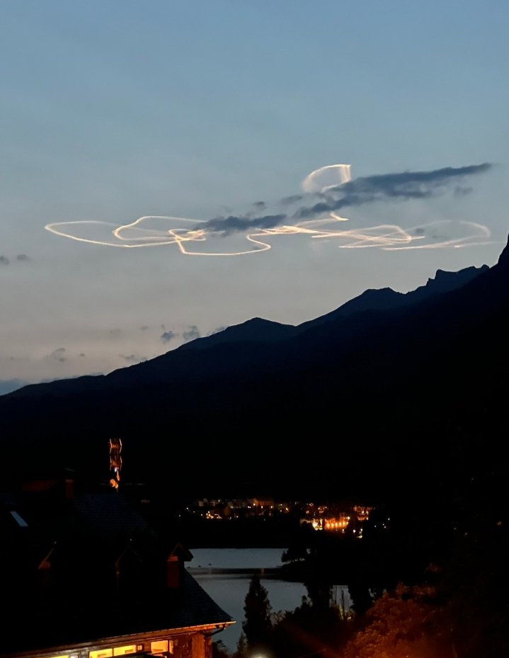 Remer_NavarraPC's tweet photo. Esta tarde, al ocaso, se ha visto en el cielo desde gran parte del norte de la península algo sorprendente que ha dejado atónitos a propios y extraños... 😳
Imágenes de:
Dani y Mónica
#Ayegui #Navarra
@Happy0012672
#ValledeTena #Huesca
@Fran_Lorenzo95
#Viladellops #Barcelona https://t.co/WP4ST88q44