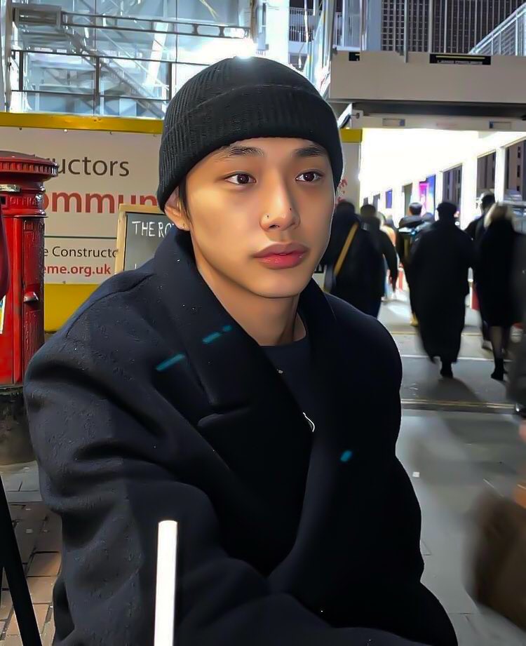 thenamesjay's tweet image. ㅤ 
Ele todo quieto, nem parece que abre a boquinha linda e comete mil e um crimes e corre risco de ser preso em 762836 países — incluindo roubar meu coração é um deles.
ㅤ