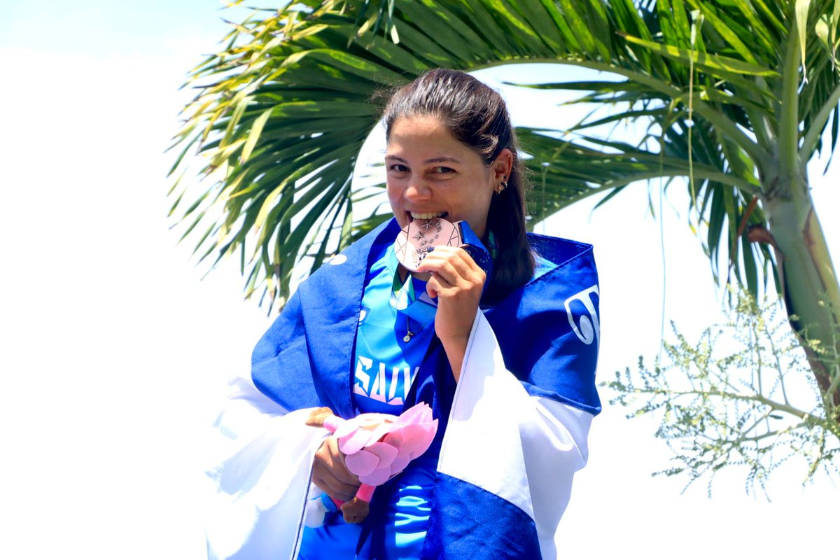 Hola a todos 🥹 estoy leyendo cada mensaje pero se me hace un poco difícil de contestar porque todavía estamos compitiendo los próximos días. Pero quiero darles la gracias por su apoyo. Me siento feliz de haberle dado este bronce a El Salvador.