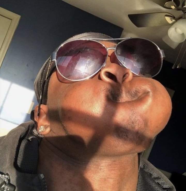 yo tratando de no decirle a una persona q le tengo un regalo