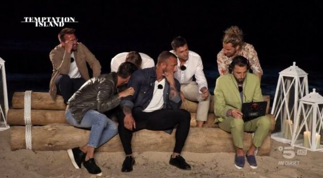 PaneeCinismo's tweet photo. Comunque la chaotic energy dei falò dei fidanzati 📈📈📈📈 #TemptationIsland https://t.co/ruJc5nWwoZ