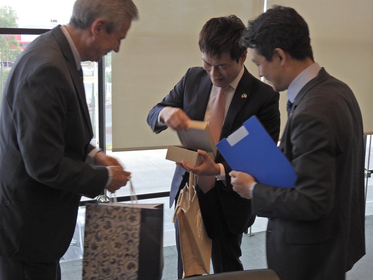 Recibimos al Viceministro parlamentario de Relaciones Exteriores de #Japón, Akimoto Masatoshi, quien se reunió con <a href="/HLSantillana/">Héctor López Santillana</a> y <a href="/alejandrohdezf3/">alejandrohdezfonseca</a>. Abordamos oportunidades de cooperación y fortalecimiento bilateral. 🤝🌍
#Guanajuato #CooperaciónBilateral #Inversiones