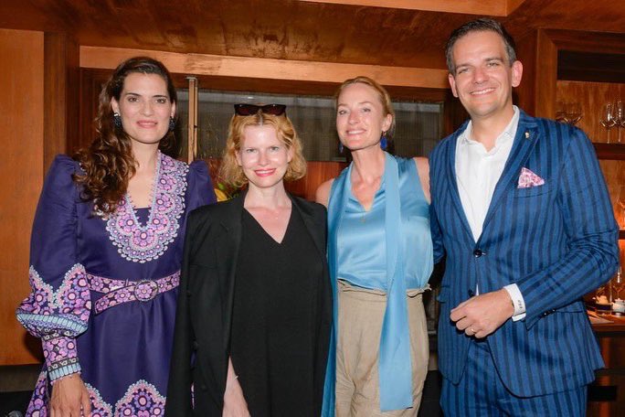 jannalenabaier1's tweet image. HISCOX gratuliert von Herzen den herausragenden Preisträgerinnen des ersten CeU ❤️ Kunst Awards:

1. Preis: Karolin Schwab (mitte)
2. Preis: Janine Mackenroth (rechts)
3. Preis: Niloufar Shirani (links) 

#HISCOX #artinsurance
#Kunst #Art #artaward #ceuloveskunst #femaleart
