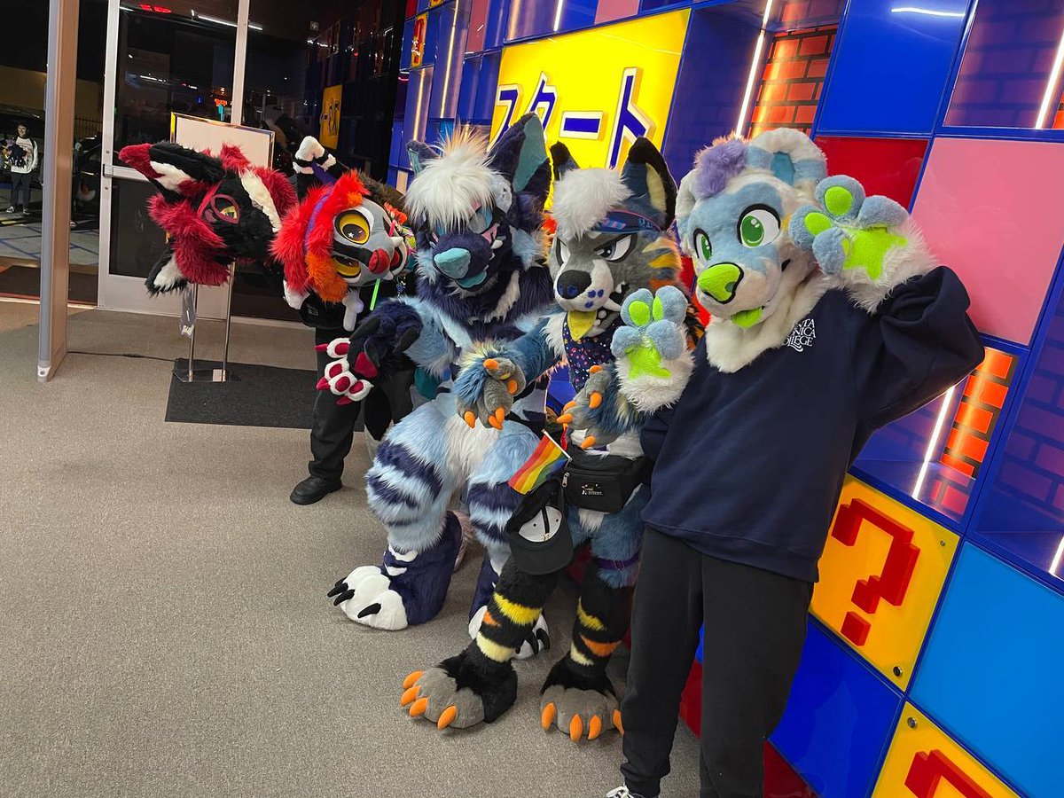 retropawss's tweet image. Real Maw moment!! I love my friends sm they made maw a real fun day
-
-
-
(Tags)
#furries #furryfandom #furrycomunity #fursona #furry #fandom #fursuiter #fursuit