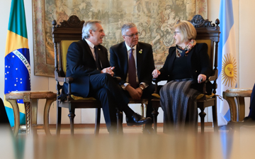 STF_oficial's tweet image. Presidente da Argentina, Alberto Fernández, visita o Supremo. Ele foi recebido pela presidente do STF, ministra Rosa Weber, e pelos ministros Edson Fachin e Alexandre de Moraes. Saiba mais: bit.ly/46r83fU