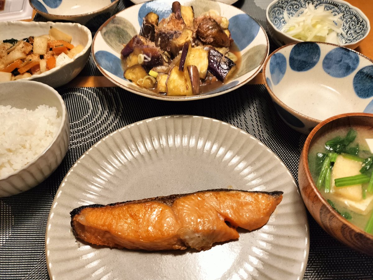 Ps_cafepark's tweet photo. おはようございます- ̗̀ ☺︎ ̖́-
昨夜は焼き魚。ナスの煮浸し🍆＆酢タマネギ。美味しかった😋
さて、今日も頑張るかー
 #料理  #おうちごはん
  #Twitter家庭料理部 https://t.co/ewSgzge5oj