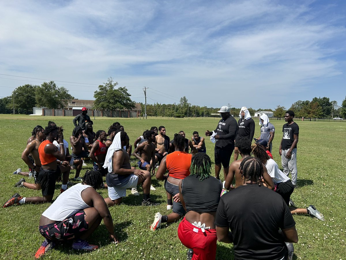 Coach @Metcalf79 of @CoahomaFootball talks to the group of football hopefuls as CCC hosted it annual walk-on tryouts.  #GoTigers #BeAPro #TheStandard @coach_wigginsnj @CoachFeaz @WardChanning @AlanCross__