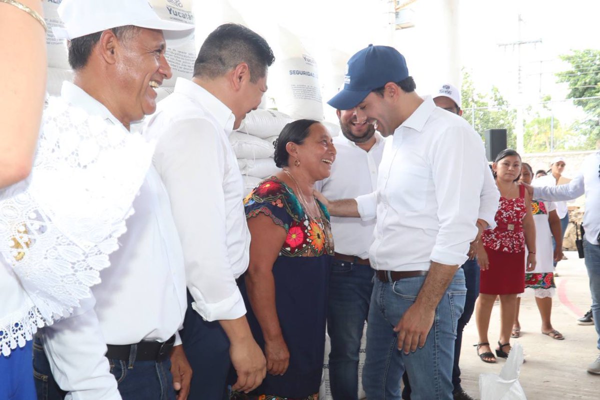 MauVila's tweet photo. En #Tesoco también entregamos sacos de maíz de los 8,000 que entregaremos en todo #Valladolid del programa de #SeguridadAlimentaria para el autoconsumo de las familias yucatecas. Seguimos trabajando en equipo para impulsar la economía y la alimentación en todos los rincones de #Yucatán.