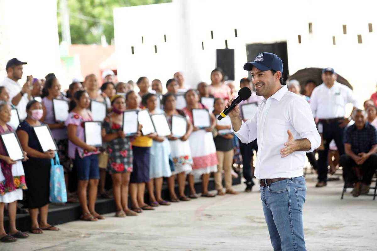 GobYucatan's tweet photo. En #Tesoco el Gobernador @MauVila también entregó sacos de maíz de los 8,000 que entregaremos en todo #Valladolid del programa de #SeguridadAlimentaria para el autoconsumo de las familias yucatecas. Seguimos trabajando en equipo para impulsar la economía y la alimentación. https://t.co/KJTCPnbMjx