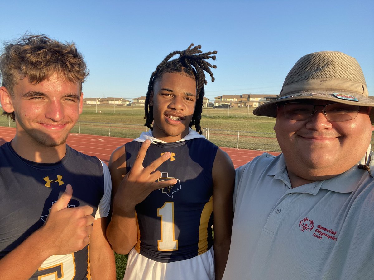 @FlxAtx @var_austin @dctf @sTpTigerFB @stpfootballbc @SOTexas, @Tankchris1 formal sTp tiger football and Special Olympics Texas athlete hang out with @kinnickkalbus3 and @Kad1nCook after sTp finish 1-1 during 7 on 7 summer league at Cedar Ridge HS. How about them sTp !!!! 🐯🏈🐯