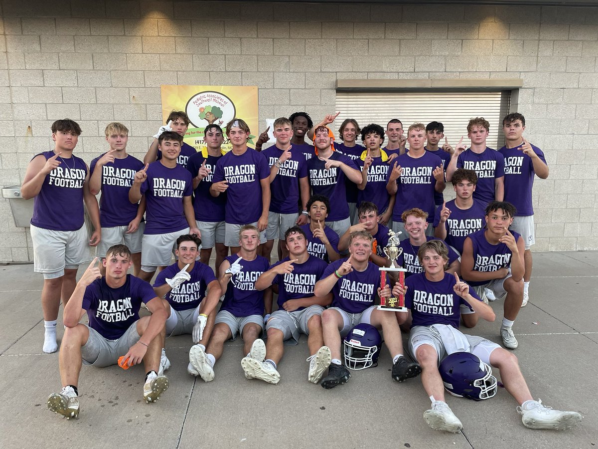 ChazWrightTV's tweet image. STAND UP PITTSBURG!!!! 

Your @PurpleDragonFB team are the Joplin 7-on-7 Tournament Champions! 🏈🏆

They defeat Glendale in the championship game to become tournament champs! 

Not bad for a team that’s an option offense! 🔥