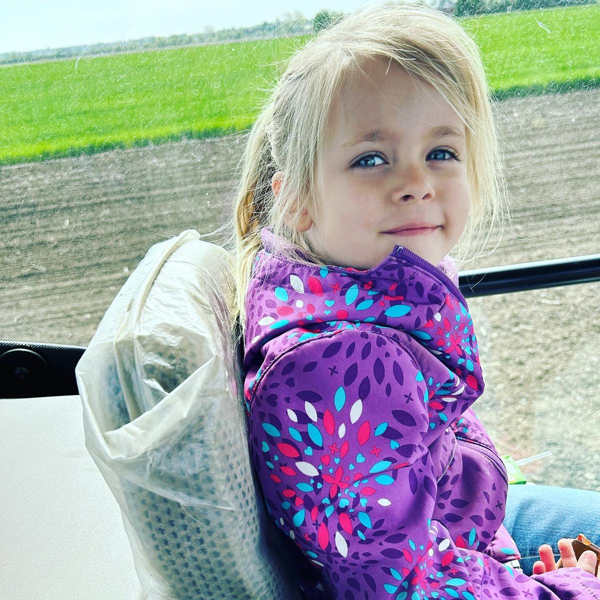Carrel188's tweet photo. @DEKALB_Canada These girls love to plant and sidedress corn!
#DEKALBLittleHelperGiveaway #dekalblittlehelper https://t.co/MEK1cKhXQq
