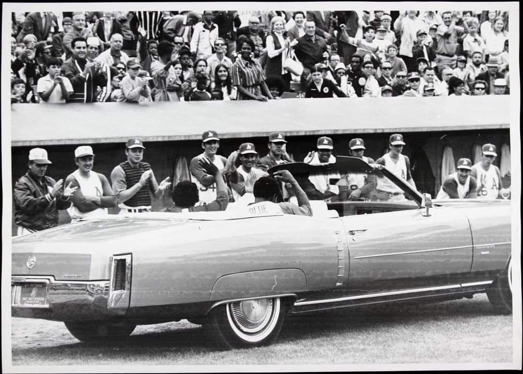 June 26, 1971 - On 'Vida Blue Day' at the #OaklandColiseum, Charlie Finley presents Vida with a “baby-blue” Cadillac El Dorado.
#MLB #OTD #1970s #Oakland #Athletics #RootedInOakland