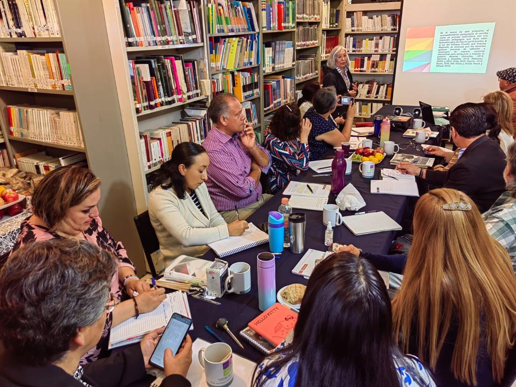 SubdireccionC's tweet photo. Primera sesión de trabajo con los 26 Centros de Maestros desde el Programa de Formación de Personal con Funciones de Acompañamiento Pedagógico 2023-2028
La importancia de voltear la mirada hacia nosotros mismos. Asumirnos con una actitud auto reflexiva, (1/4) https://t.co/o8FOObtFom