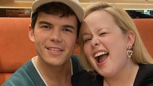 bridgerthg's tweet photo. ELE ABRAÇANDO ELA
ELES COLADINHOS
COM AS MÃOS JUNTAS
LUKE SORRINDO PARA A FOTO https://t.co/Rc09oT5SYC