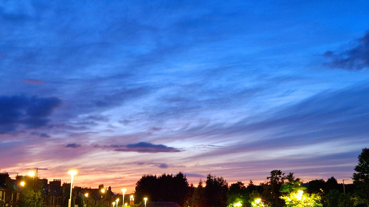 Amazing dusk skies from #Stirling tonight (26/6) #WeatherWatcherGraham @bbcweather @BBCScotWeather @BBCAimsir @metoffice @ThePhotoHour #loveukweather✔️