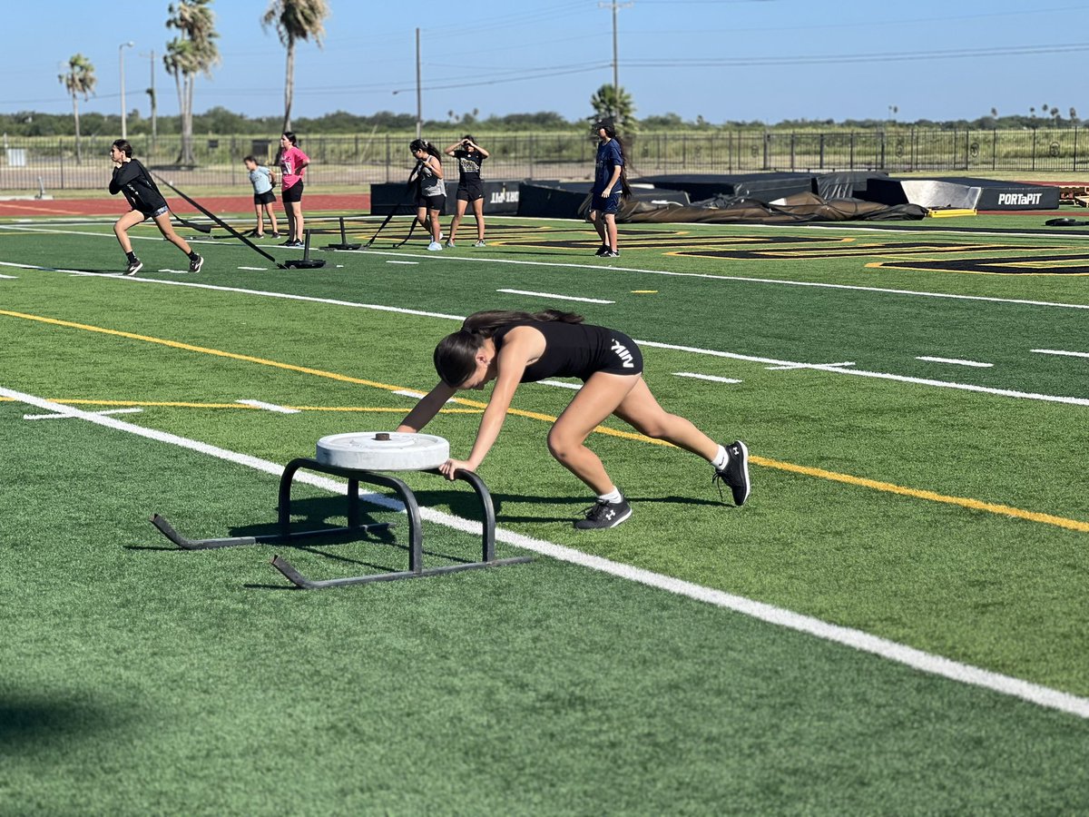 Jag_02179's tweet photo. Week 4️⃣ Strength & Conditioning #WhateverItTakes #GetAfterIt #JacketMentality #VivaLaMaquina https://t.co/7RA2trsvzu