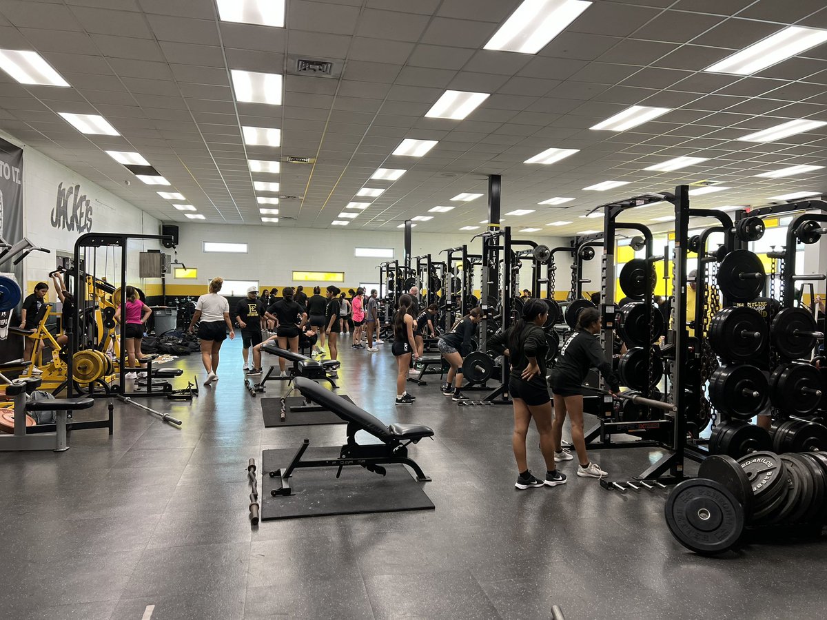 Jag_02179's tweet photo. Week 4️⃣ Strength & Conditioning #WhateverItTakes #GetAfterIt #JacketMentality #VivaLaMaquina https://t.co/7RA2trsvzu