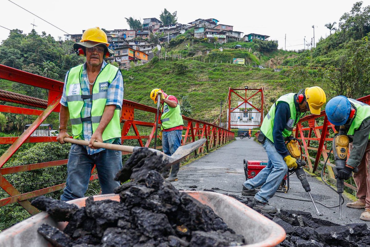 #CiudadConHechos ✅

¡Abrimos el puente Olivares! 🚧 

Mejoramos la malla vial de esta estructura que conecta al norte de Caldas con nuestra ciudad.

✅ Evitar el paso de tráfico pesado.
✅ Solo se permite la circulación de 3 carros livianos a la vez.

#ManizalesAvanza