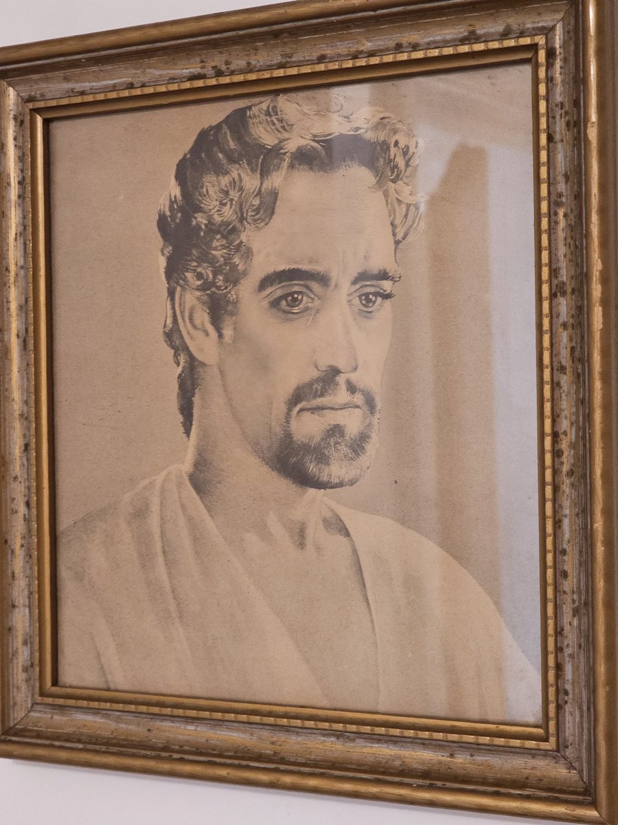 My brother found this painting of Jesus at a garage sale... It looks a lot like @RobertDowneyJr.