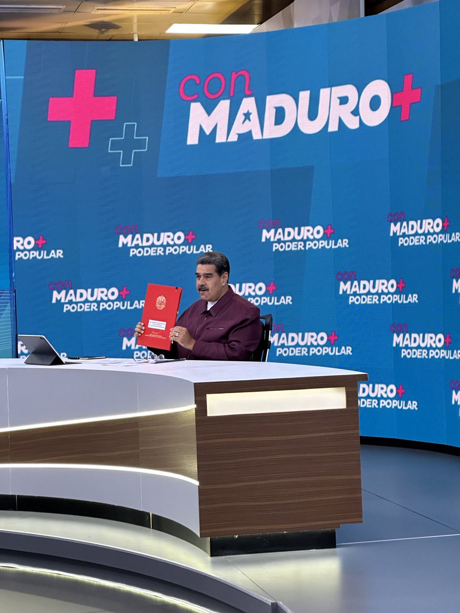 #EnFotos 📸| En el nuevo segmento 'Con Maduro + Poder Popular', el Pdte. @NicolasMaduro recibe y promulga la Ley Orgánica de los Consejos Comunales

#ConMaduroMásPoderPopular