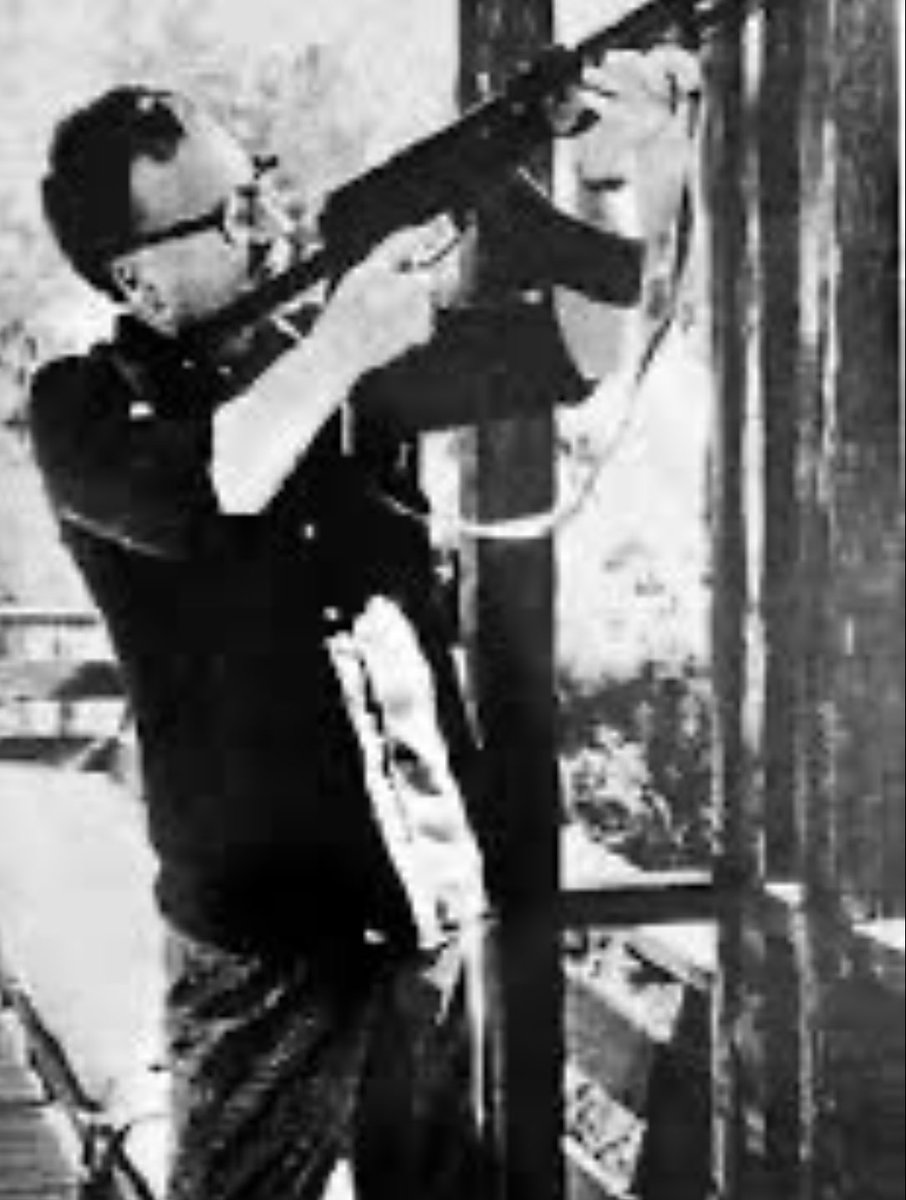 juanpabloswett's tweet photo. El “demócrata” metralleta en mano… no se entiende el lavado de imagen que intentan hacer de Allende… nunca más comunismo en Chile! https://t.co/VC79g9wfXl
