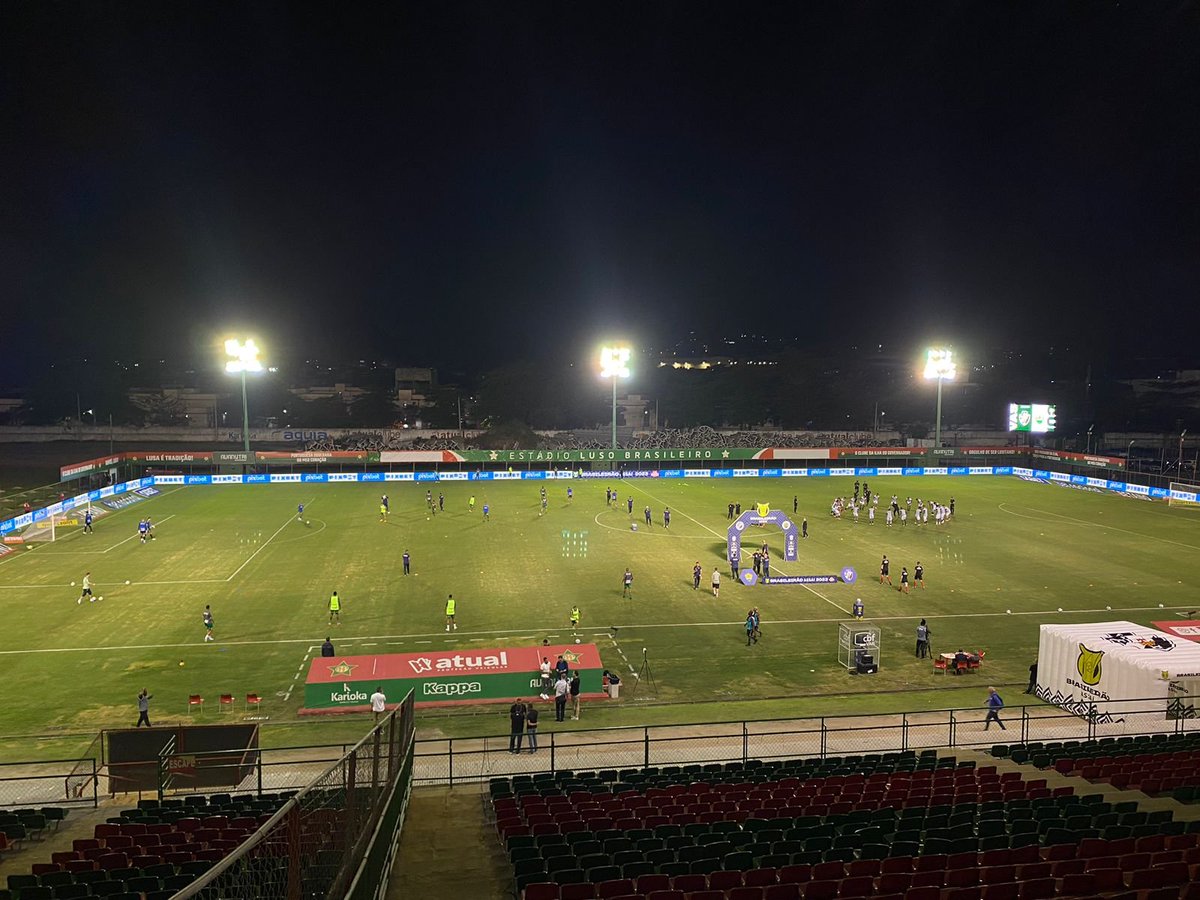 Boa noite, amigos! Estádio Luso Brasileiro, na Ilha do Governador, é o palco de Vasco x Cuiabá, pela 12ª rodada do Brasileirão. As equipes realizam o trabalho de aquecimento. Eu narro a partida em altaconexao.net. 🎙️