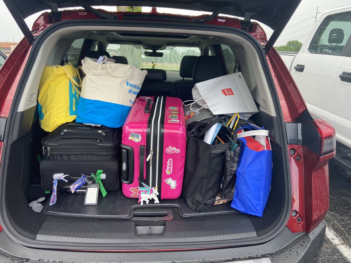 MeghanAlexis16's tweet photo. When #ALAAC23 is over and you have to try and fit it all in the van. #LibraryLady #AllTheBooks #BagsofBooks https://t.co/b6Cxj1MzLg