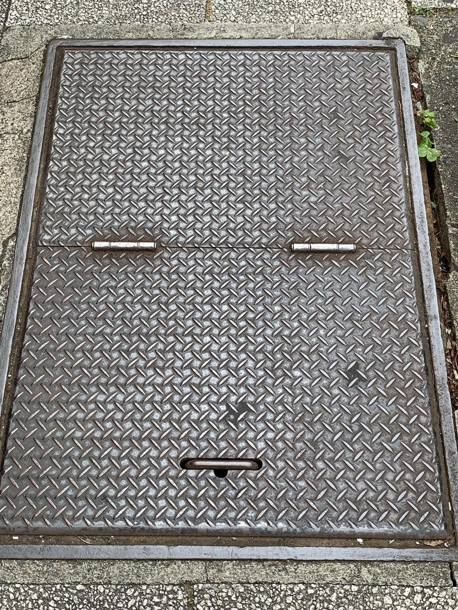 #manhole #utilityhole #gratingcover
#face #funnyface #pareidolia
#faces #iseefaces #faceseverywhere
#facesinplaces #facesinthings #strangeart
#iseefaceseverywhere #faceseverywhere
#facehunter #veocaras #thingswithfaces