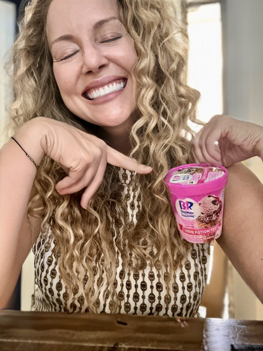 ClaudiaKuzniak's tweet image. 🍦whispers: ”Hi. It’s me. I’m the magic. It’s me.”  #eatyourfeelings #icecream #validate #selflove #lovepotion31