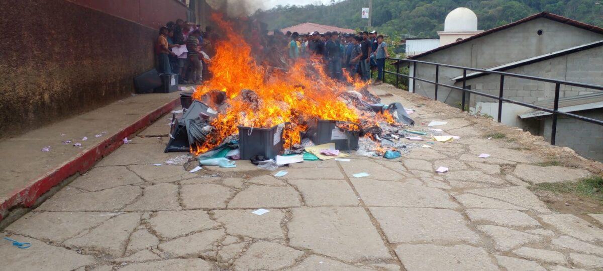 En cuatro municipios de Alta Verapaz se registran disturbios después de conocerse los resultados electorales. #túdecidesXguate Vía Ojoconmipisto 🔽 bit.ly/3NMhUEz