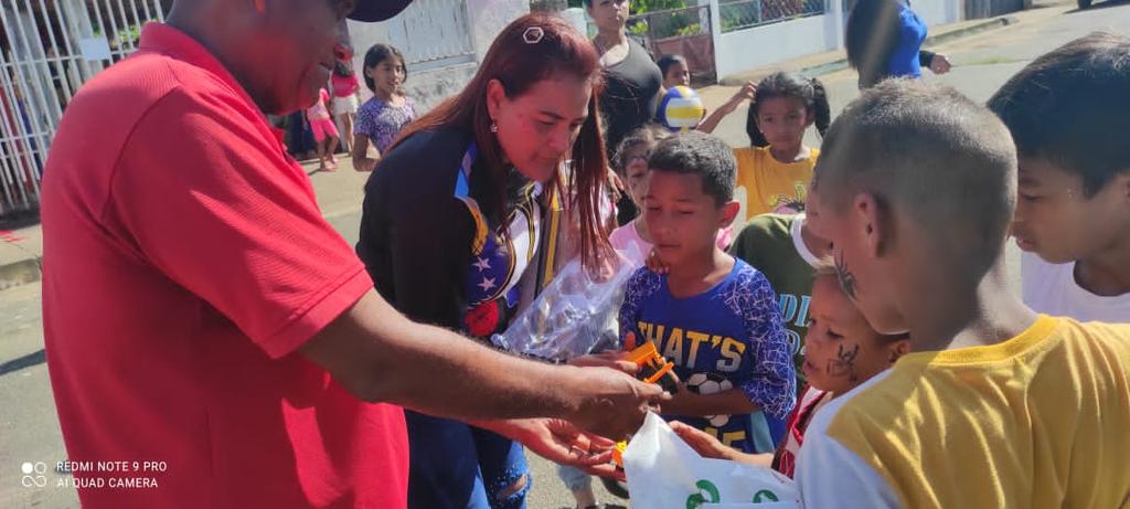 MRTBolivar3's tweet photo. @TupamaroMRT desde el Mpio. #Caroni, se desarrollo actividad recreativa para los niños y niñas de la Pquia. #11DeAbril, realizando juegos como: pelotica de goma, carreras en saco, futbolito, colchón inflable, golosinas, pinta caritas y refrigerios🔴⚫💪🏽
#ConMaduroMasPoderPopular https://t.co/PmWFD89LPA