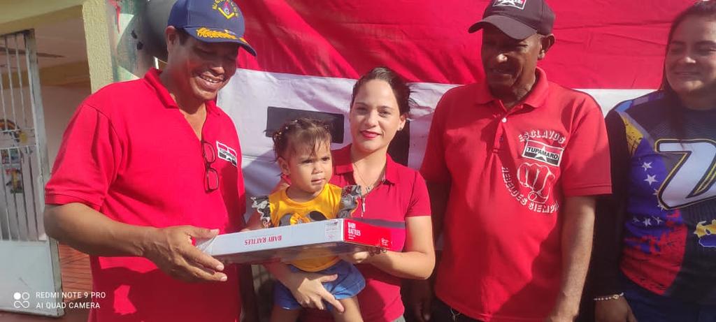 MRTBolivar3's tweet photo. @TupamaroMRT desde el Mpio. #Caroni, se desarrollo actividad recreativa para los niños y niñas de la Pquia. #11DeAbril, realizando juegos como: pelotica de goma, carreras en saco, futbolito, colchón inflable, golosinas, pinta caritas y refrigerios🔴⚫💪🏽
#ConMaduroMasPoderPopular https://t.co/PmWFD89LPA