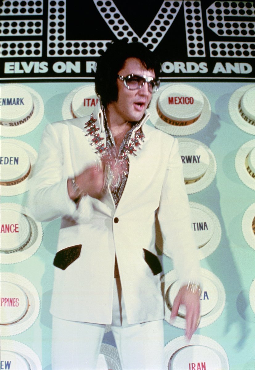 VisitGraceland's tweet image. It&apos;s #NationalSunglassesDay!

Elvis set several fashion trends during his career and his gold signature designer sunglasses played an important role in his fashion legacy! Complete your rock &apos;n&apos; roll wardrobe with this iconic eyewear at Shop Graceland⚡️ Store.graceland.com