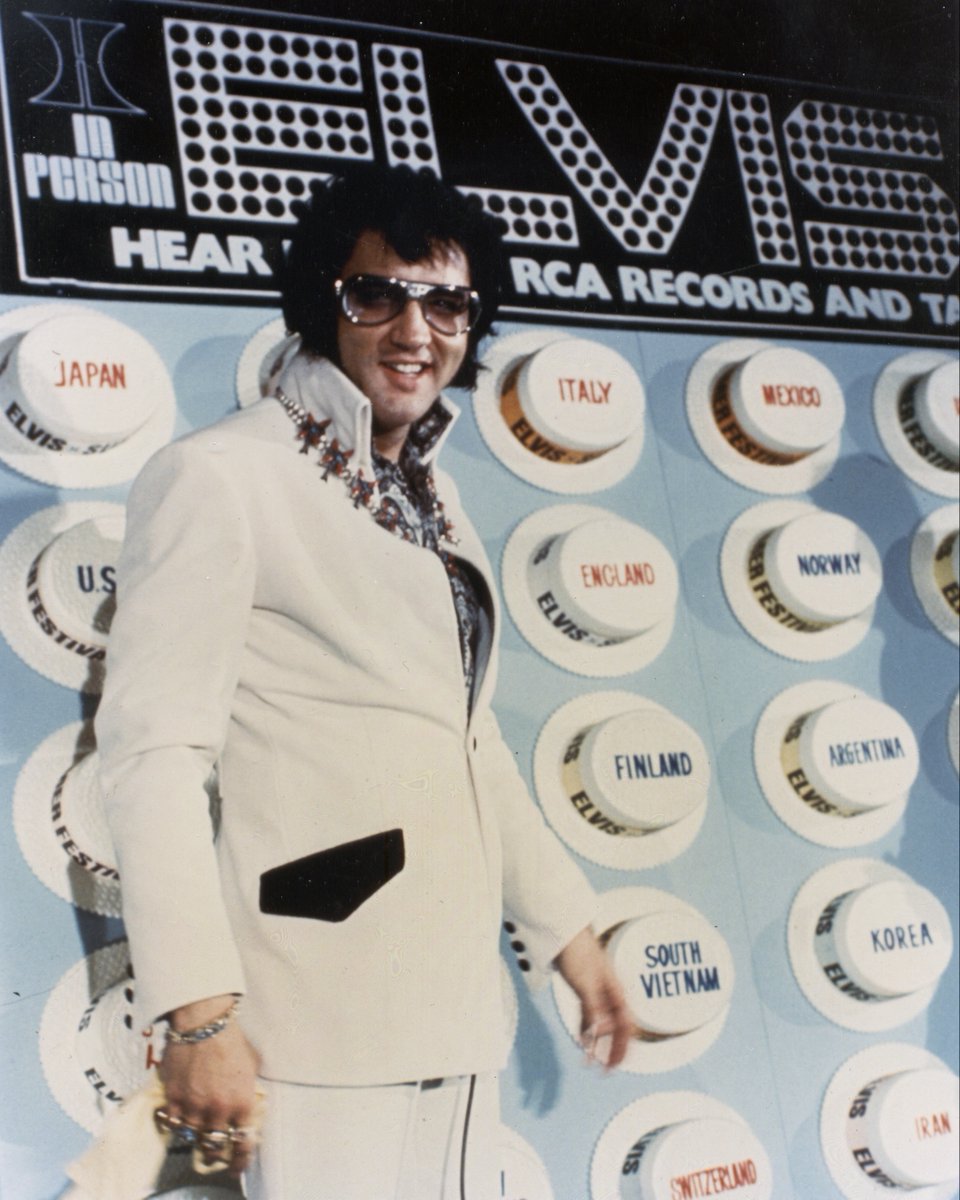 VisitGraceland's tweet image. It&apos;s #NationalSunglassesDay!

Elvis set several fashion trends during his career and his gold signature designer sunglasses played an important role in his fashion legacy! Complete your rock &apos;n&apos; roll wardrobe with this iconic eyewear at Shop Graceland⚡️ Store.graceland.com