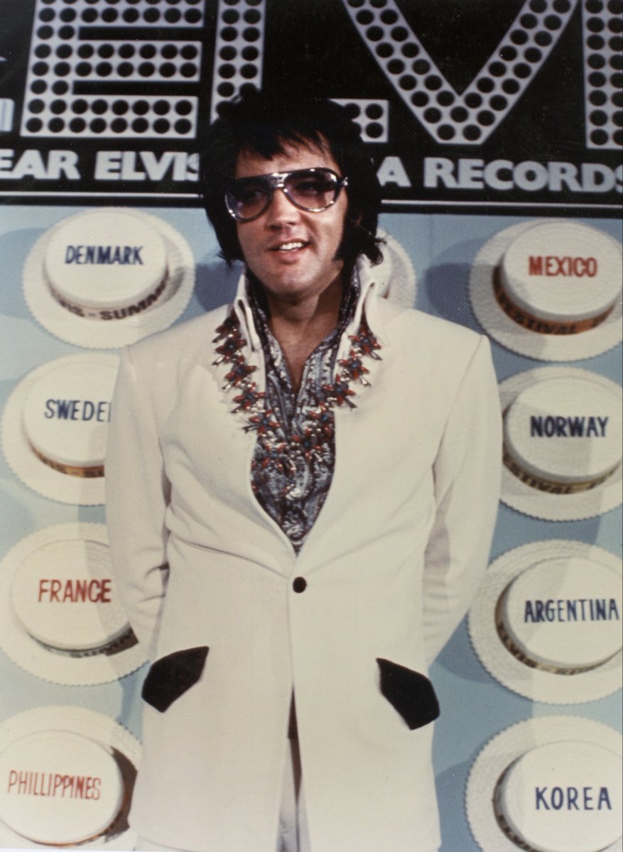 VisitGraceland's tweet image. It&apos;s #NationalSunglassesDay!

Elvis set several fashion trends during his career and his gold signature designer sunglasses played an important role in his fashion legacy! Complete your rock &apos;n&apos; roll wardrobe with this iconic eyewear at Shop Graceland⚡️ Store.graceland.com