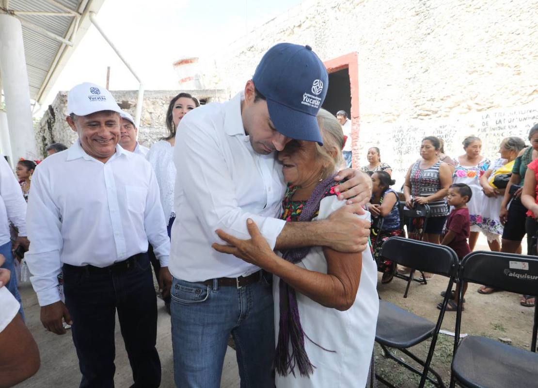 GobYucatan's tweet photo. El Gobernador @MauVila también entregó 200 sacos de fertilizantes en apoyo a las y los productores de #Tesoco, comisaría de #Valladolid, para impulsar la siembra de nuevos cultivos e incrementar su producción. En equipo fortalecemos el campo y generamos más empleos. https://t.co/bw4Hjdqlx6